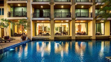 Suíte júnior, acesso à piscina | Frigobar, cofres nos quartos, escrivaninha, Wi-Fi de cortesia