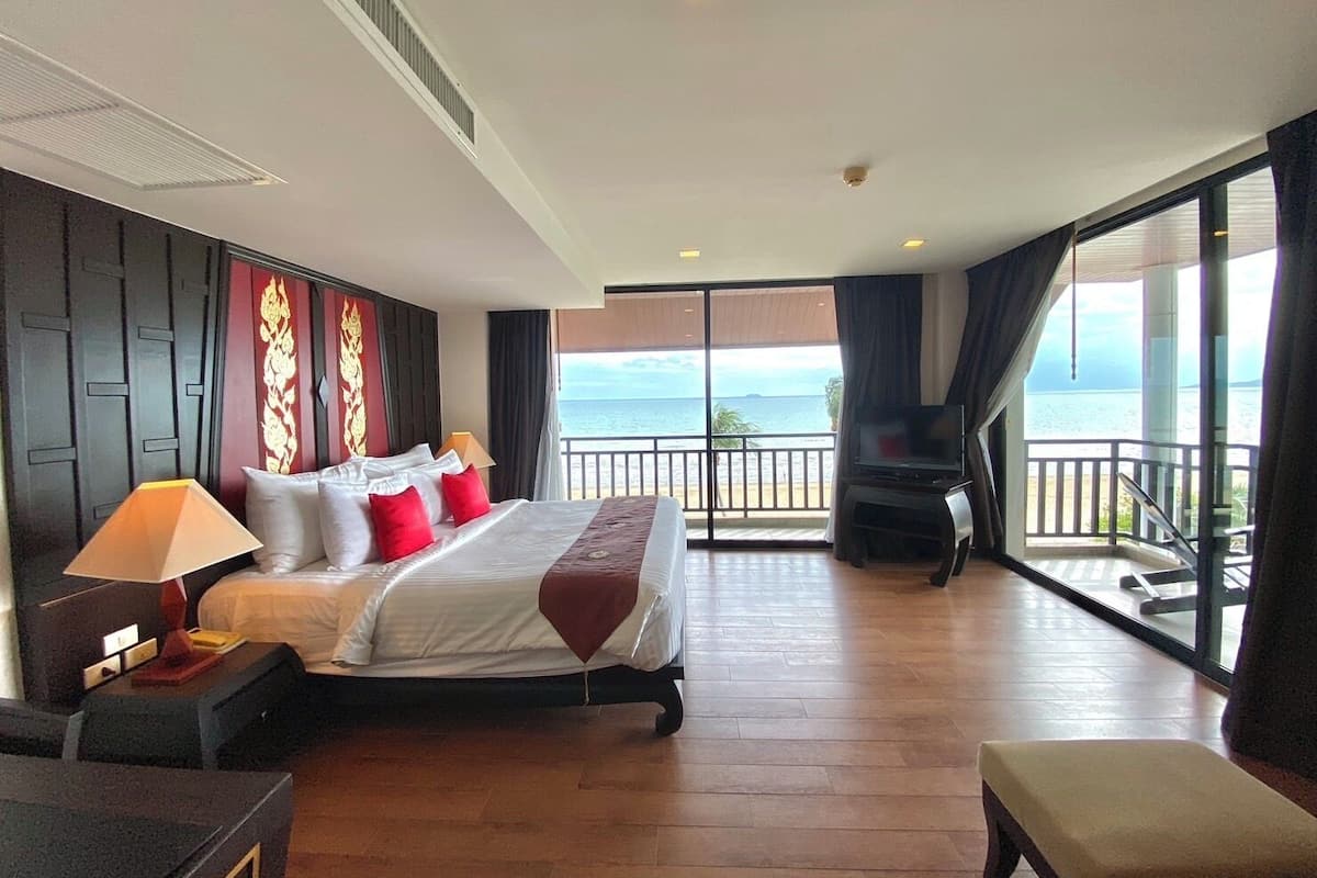 Royal suite, bubbelbad, aan het strand | 1 slaapkamer, een minibar, een kluis op de kamer, een bureau