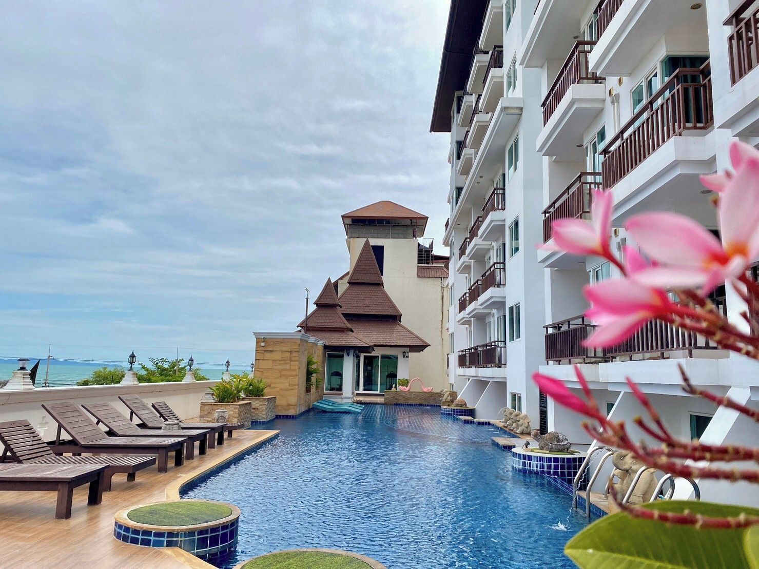 Piscine extérieure, chaises longues