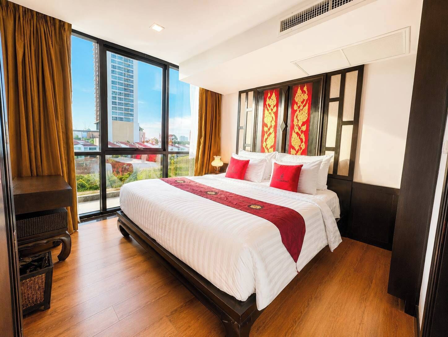 Executive Suite, 1 Bedroom | Minibar, in-room safe, desk, free WiFi