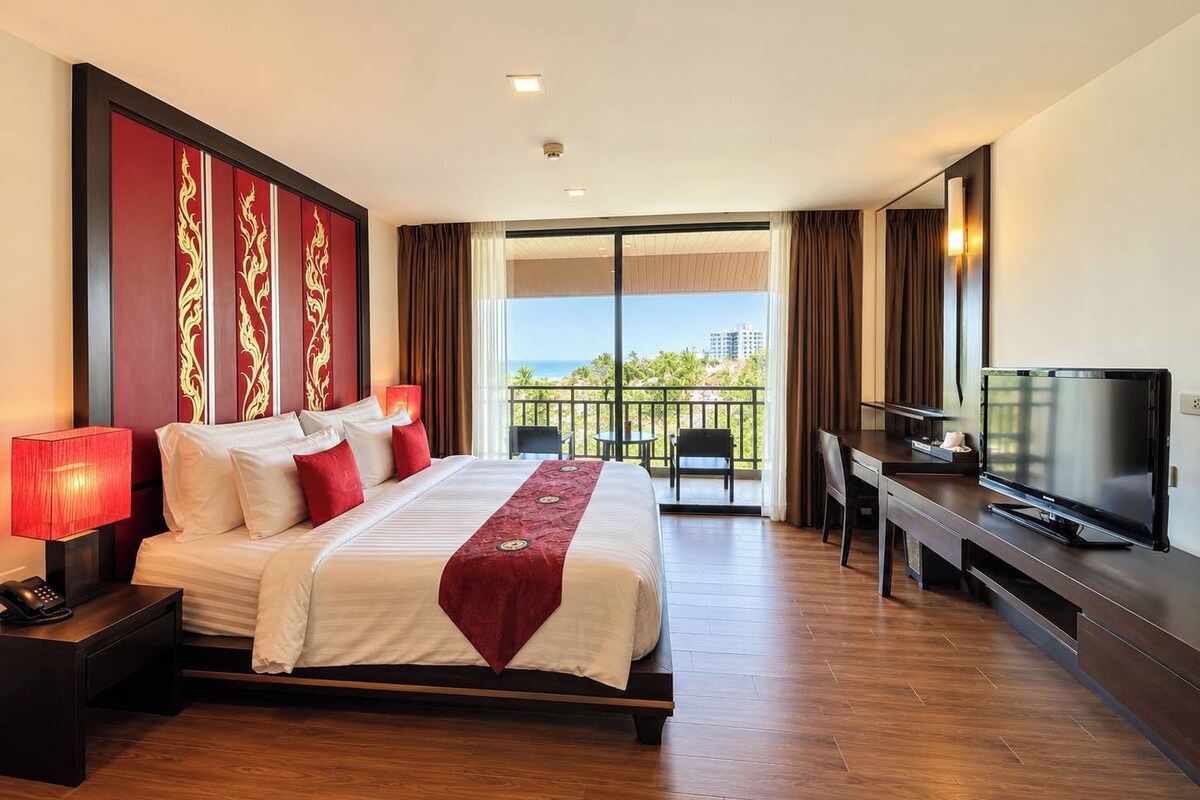 Deluxe Room, Sea View (King Bed) | Minibar, in-room safe, desk, free WiFi