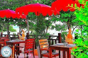 Daily buffet breakfast (THB 350 per person)