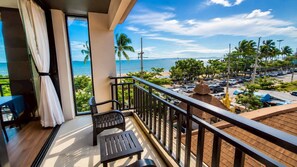 A balcony with a view of the beach and parking area. - Royal Thai Pavilion Jomtien Boutique Resort (Pattaya)