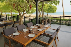2 restaurants; breakfast and lunch served  - Royal Thai Pavilion Jomtien Boutique Resort (Pattaya)