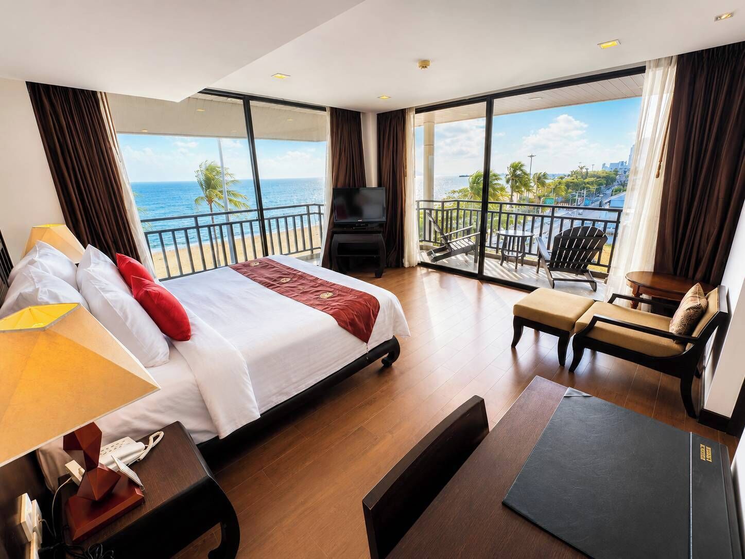 Royal Suite, Jetted Tub, Beachfront | Minibar, in-room safe, desk, free WiFi