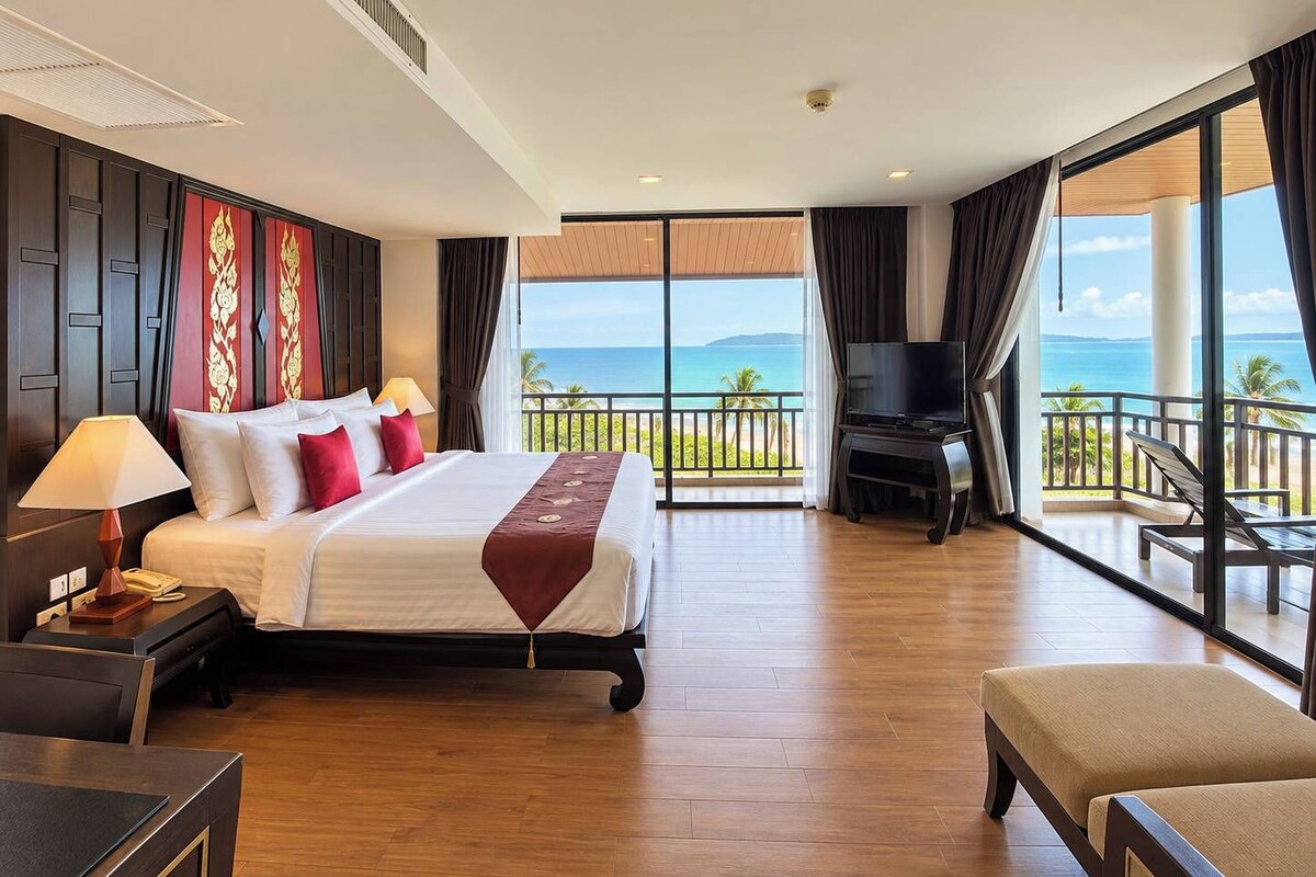Royal Suite, Jetted Tub, Beachfront | Minibar, in-room safe, desk, free WiFi