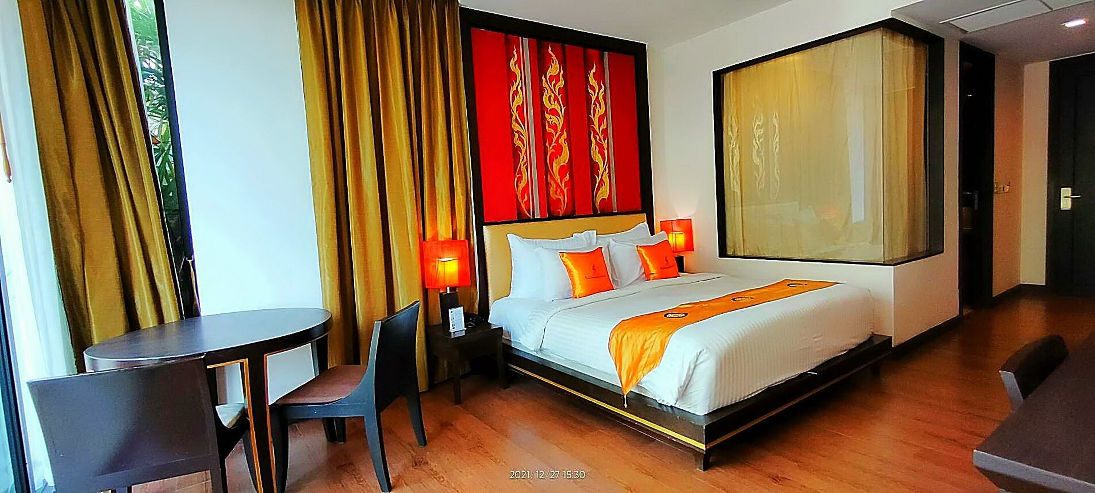 Una habitación de hotel con una cama, un escritorio y una silla.
