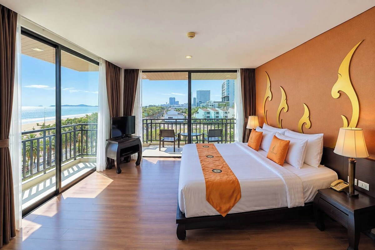 Family Suite, 2 Bedrooms | Minibar, in-room safe, desk, free WiFi
