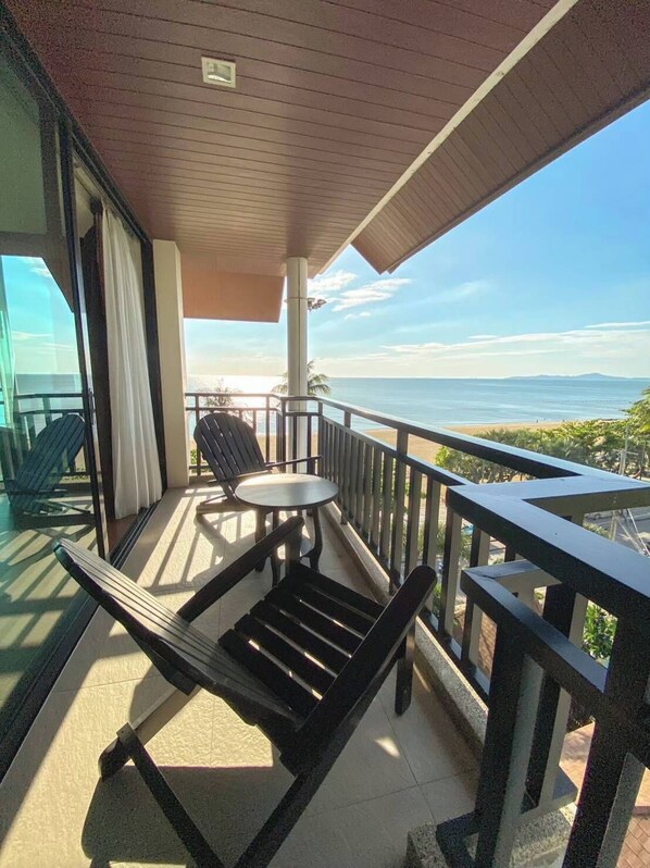 Royal-Suite, Whirlpool, Strandnähe | Minibar, Zimmersafe, Schreibtisch, kostenloses WLAN