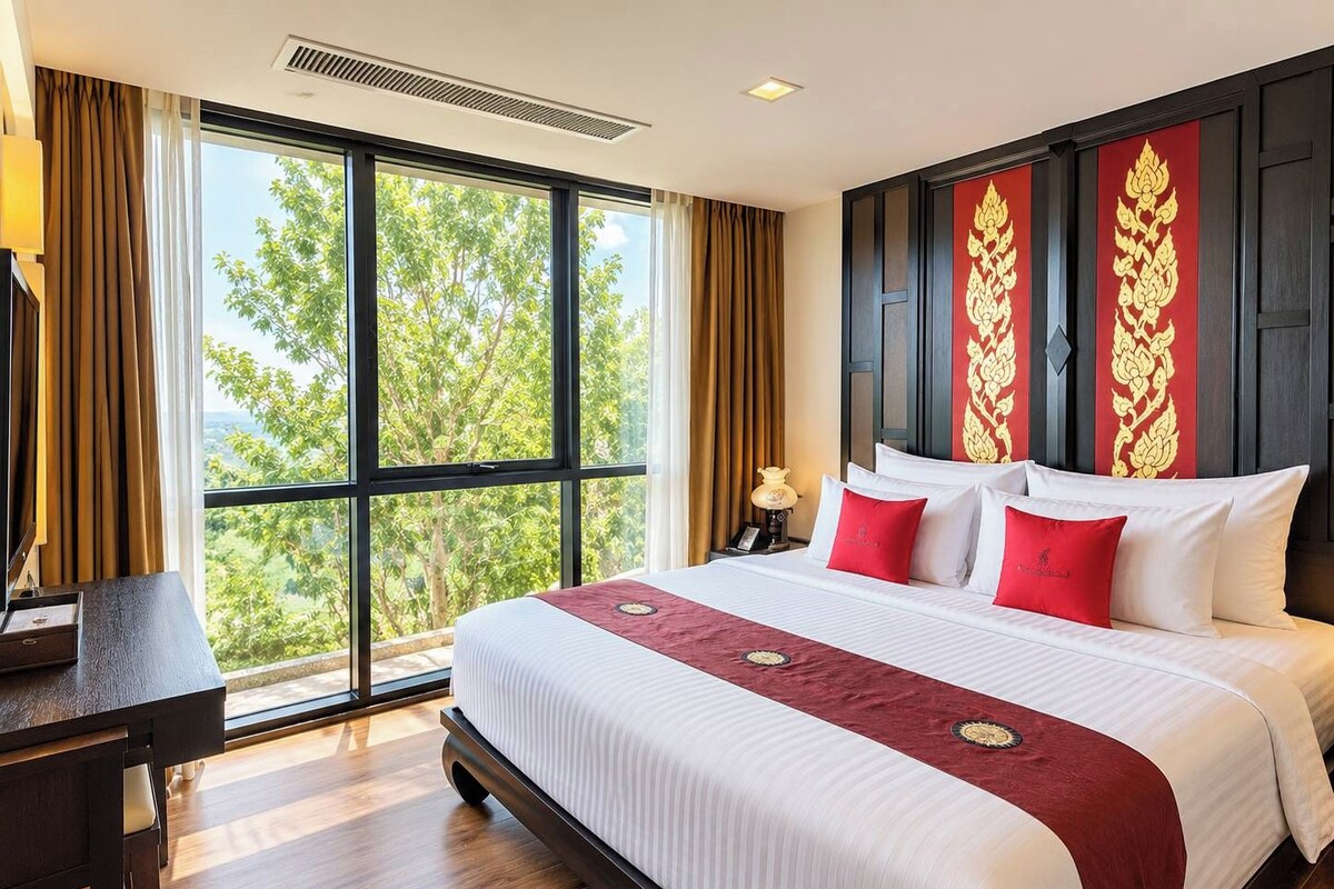 Executive Suite, 1 Bedroom | Minibar, in-room safe, desk, free WiFi