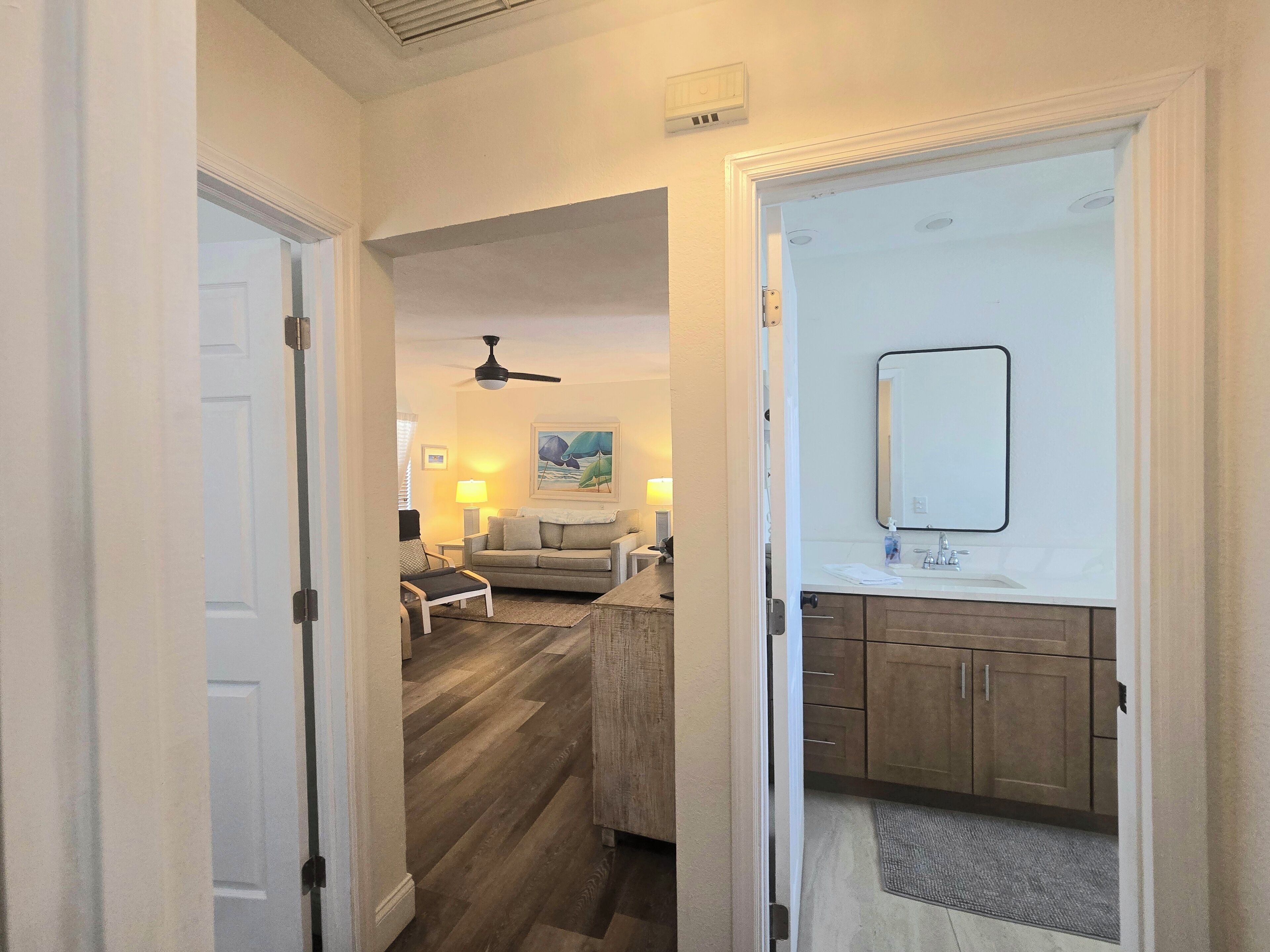 Condo Confort, vista al jardín | Camas con pillow-top y caja de seguridad en la habitación 