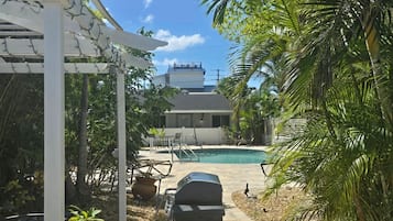 Außenpool, beheizter Pool, Sonnenschirme, Liegestühle