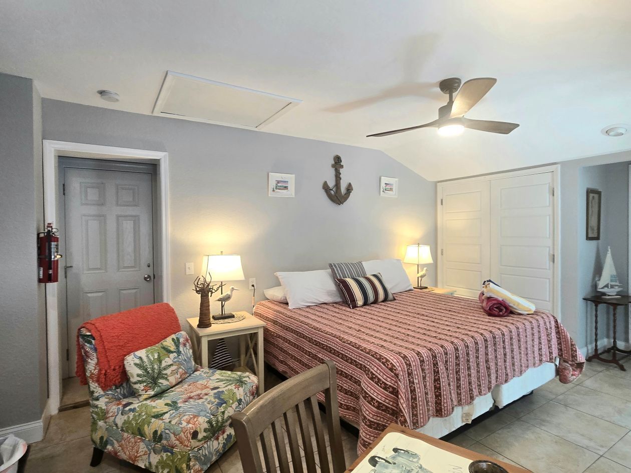 Tradisjonell studiosuite, 1 kingsize-seng | Senger med overmadrass, safe på rommet og individuelt dekorert