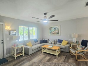 Villa de lujo, varias camas, vista al jardín | Camas con pillow-top y caja de seguridad en la habitación 