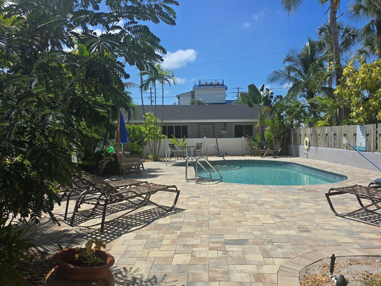 室外泳池、暖水池；泳池傘、躺椅