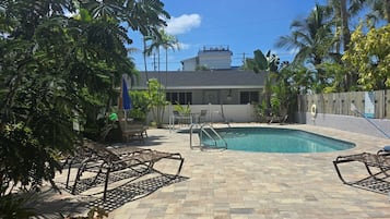 Piscine extérieure, piscine chauffée, parasols de plage, chaises longues