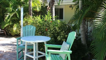 AuĂenpool, beheizter Pool, Sonnenschirme, LiegestĂŒhle