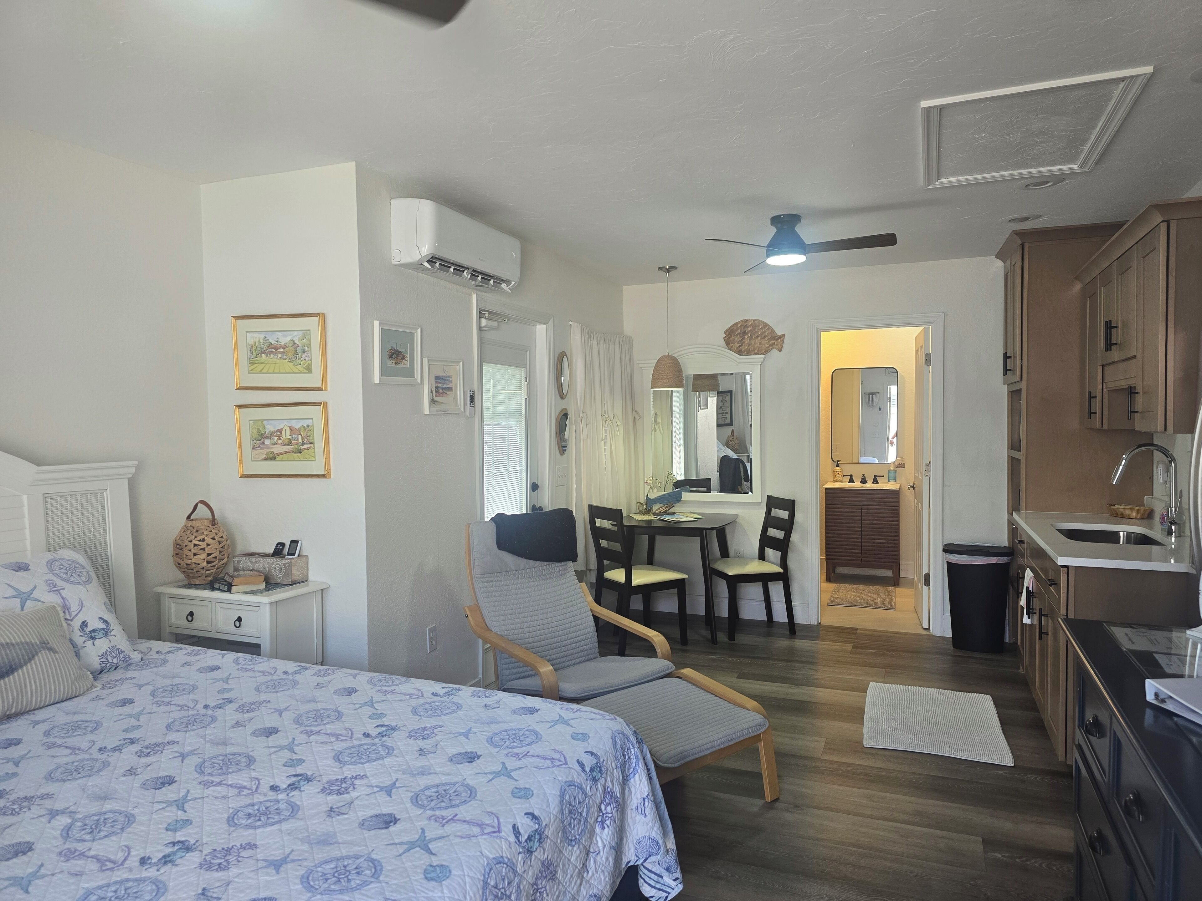 Studiosuite – comfort, 1 kingsize-seng, hageutsikt | Senger med overmadrass, safe på rommet og individuelt dekorert