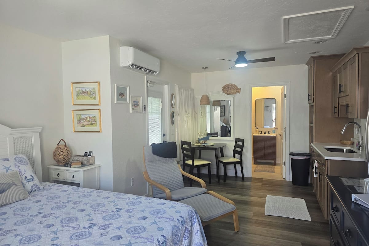 Studiosvit Comfort - 1 kingsize-säng - utsikt mot trädgården | 1 sovrum, bäddmadrasser och värdeförvaringsskåp på rummet