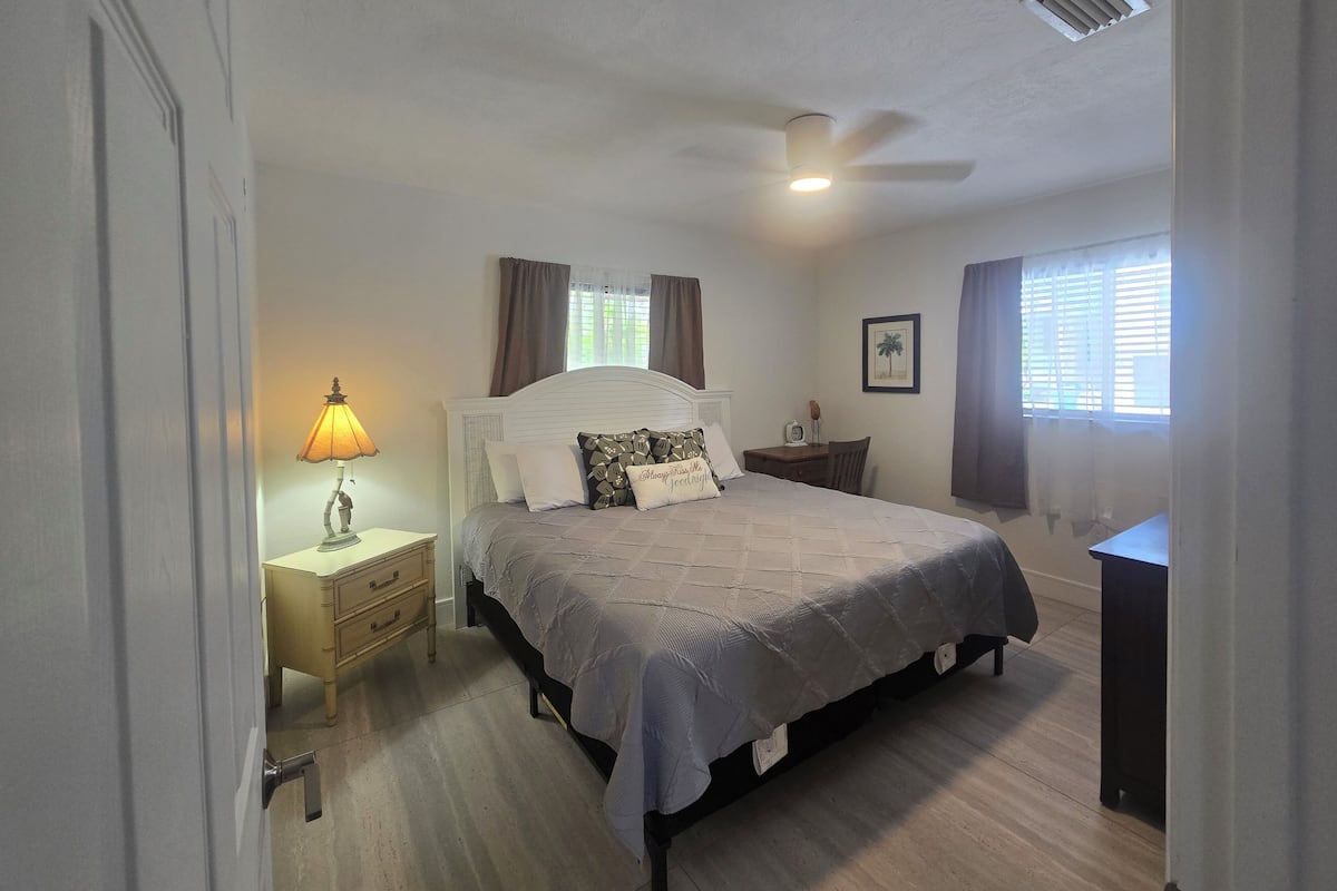 Villa Comfort - 2 sovrum - icke-rökare - utsikt mot trädgården | 1 sovrum, bäddmadrasser och värdeförvaringsskåp på rummet