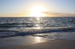 Plage à proximité, sable blanc, parasols, serviettes de plage