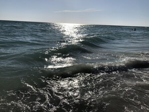 Gần bãi biển, cát trắng, dù trên bãi biển, khăn tắm biển 