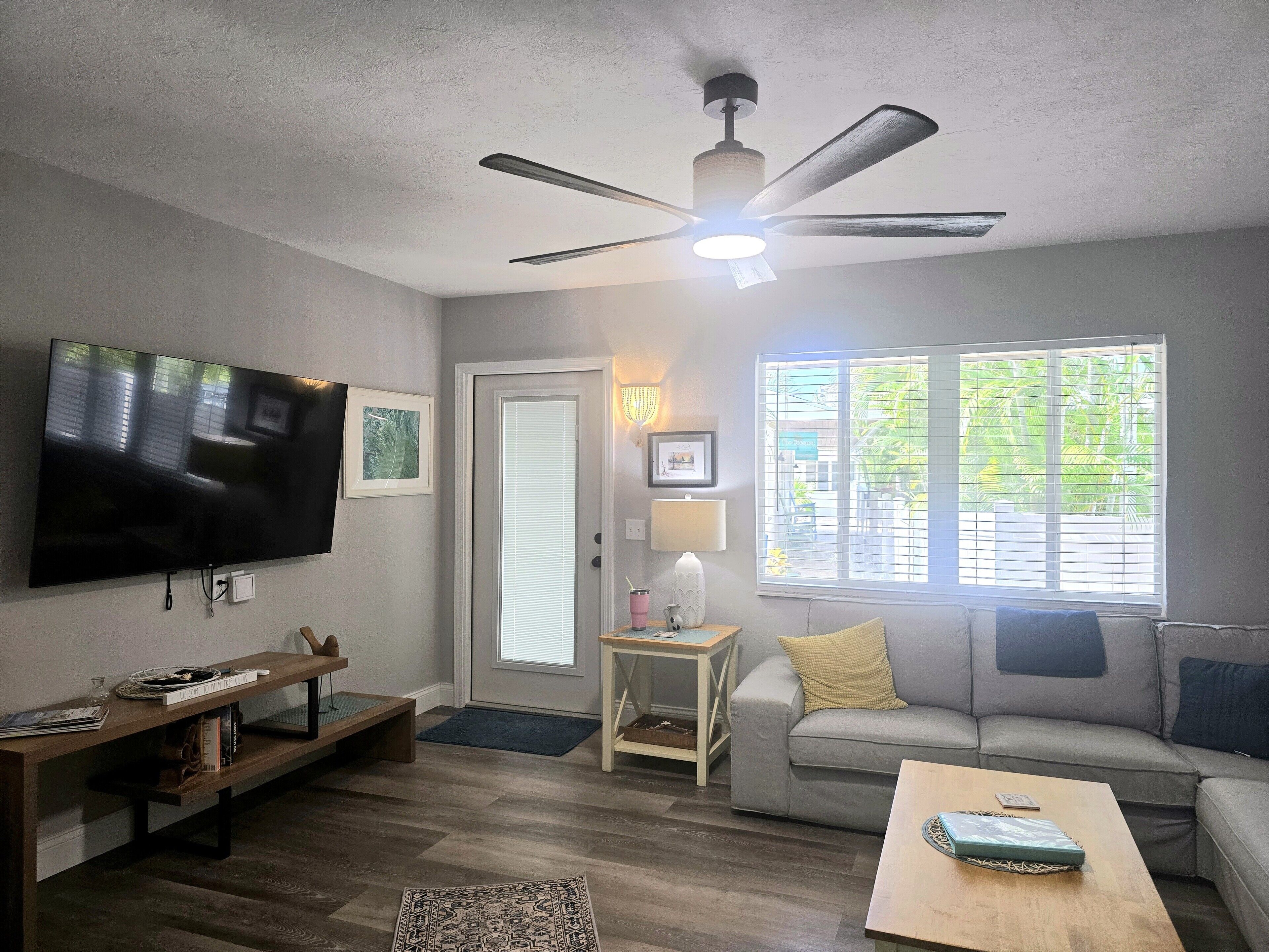 Luksusvilla, flere senger, hageutsikt | Senger med overmadrass, safe på rommet og individuelt dekorert