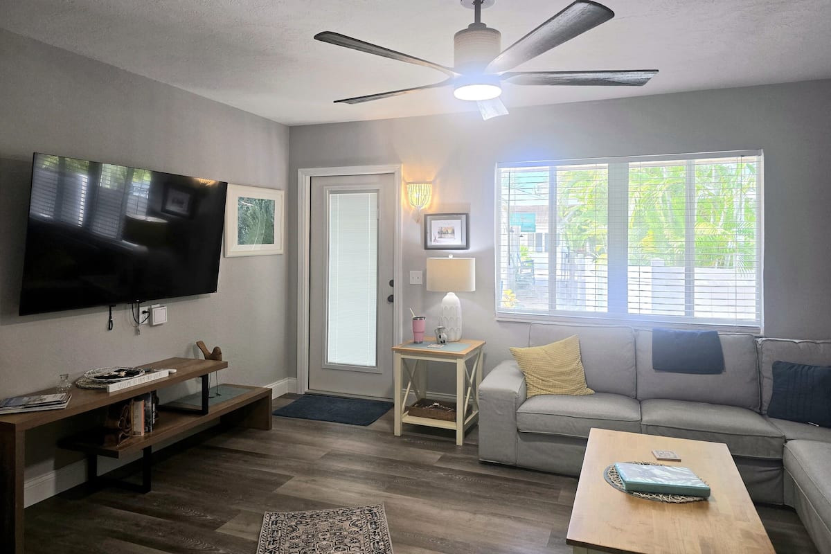 Lyxvilla - flera sängar - utsikt mot trädgården | 1 sovrum, bäddmadrasser och värdeförvaringsskåp på rummet