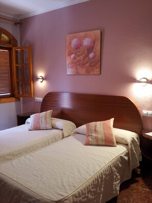 ห้องดับเบิล | ตู้นิรภัยในห้องพัก, ห้องเก็บเสียง, เตียงเสร  ิม, Wi-Fi ฟรี