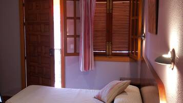 Tweepersoonskamer | Een kluis op de kamer, geluiddichte muren, extra bedden, gratis wifi