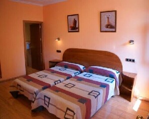 In-room safe, soundproofing, rollaway beds, free WiFi - Hostal Tarik (Tarifa)