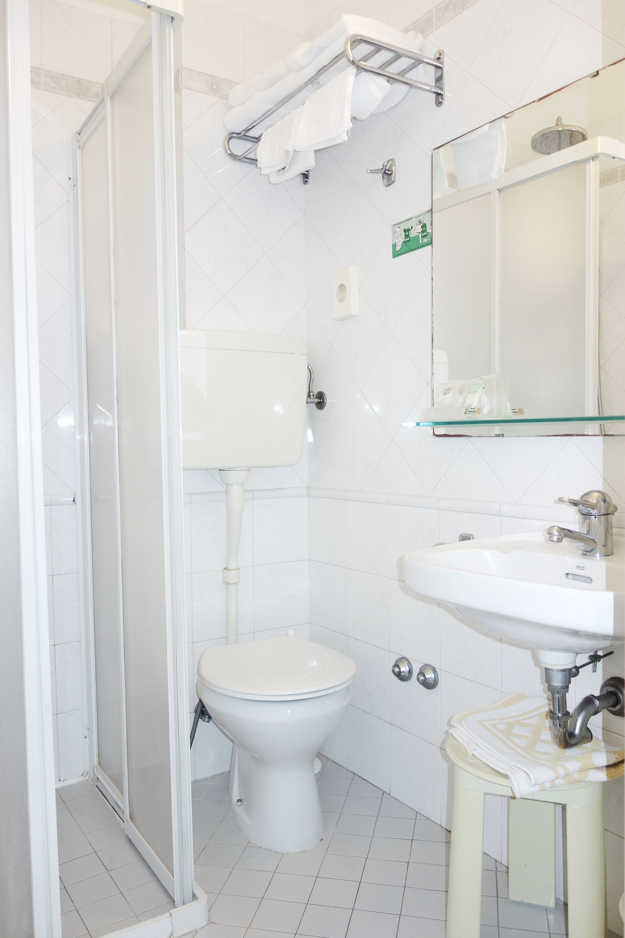 economy double room | bathroom | free toiletries, hair dryer, bidet, towels