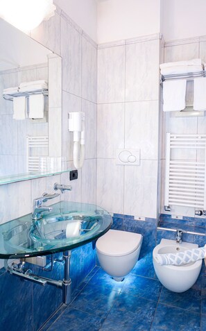 1 chambre, minibar, coffres-forts dans les chambres, bureau