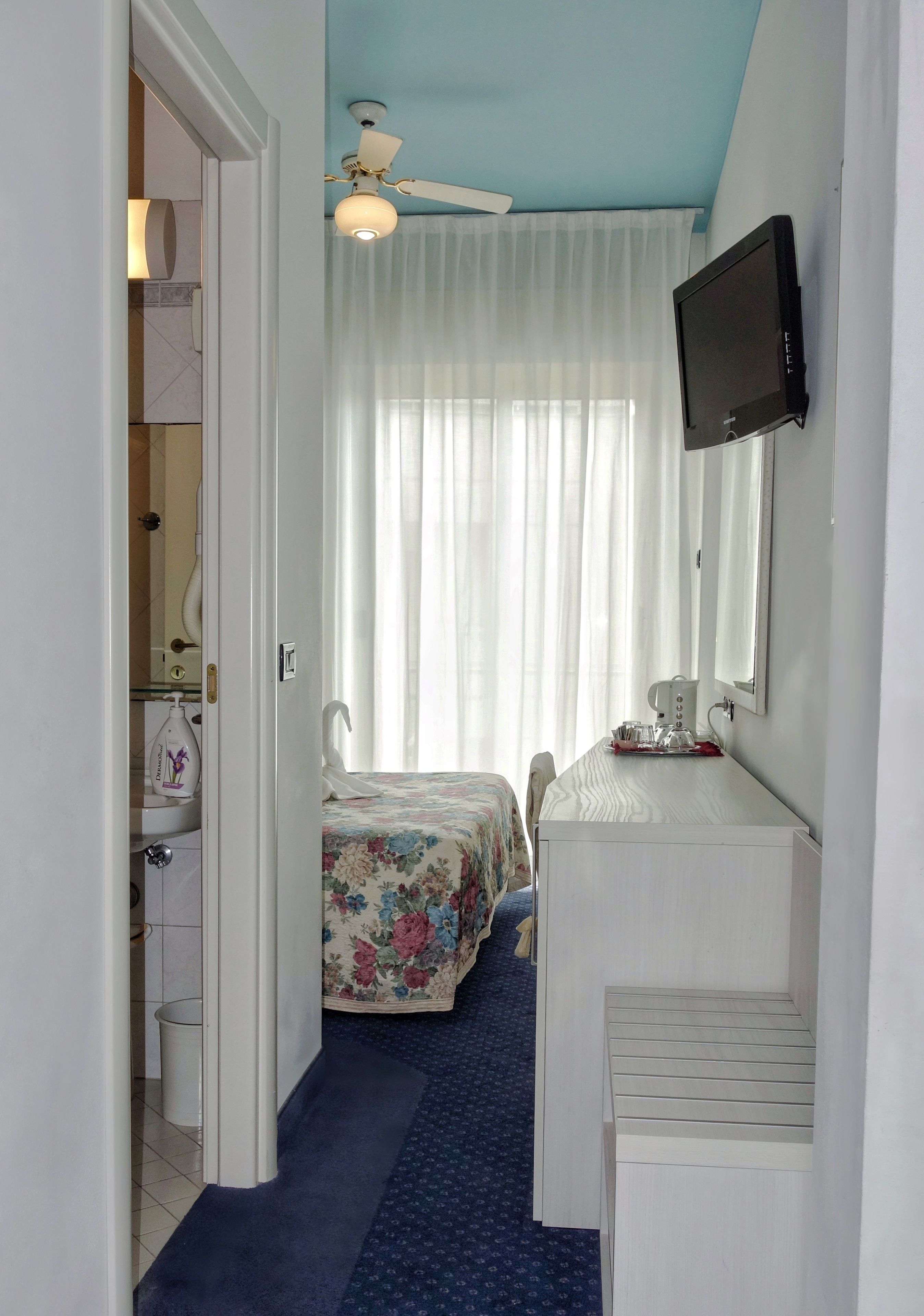 economy double room | living area