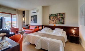 Habitación doble de lujo | Sábanas italianas Frette, ropa de cama de alta calidad y minibar 