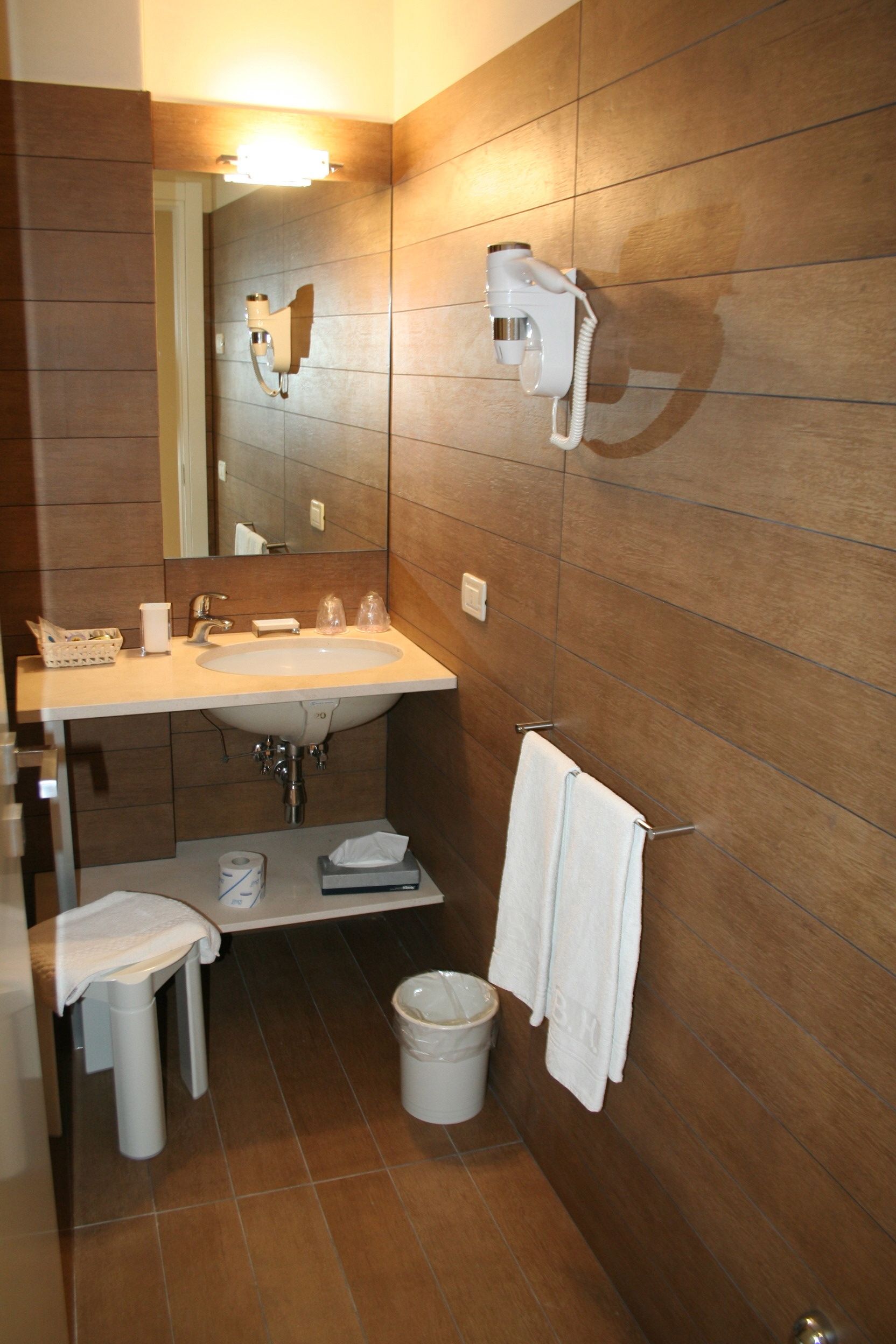 double room (basement) | bathroom | shower, designer toiletries, hair dryer, bidet