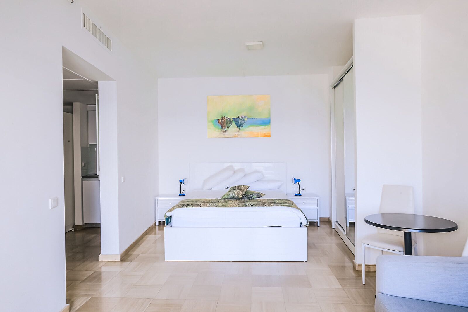 Estudio Deluxe | Ropa de cama hipoalergénica y minibar 