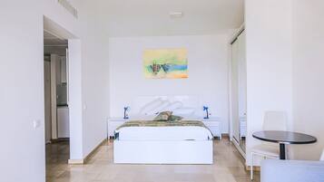 Estudio Deluxe | Ropa de cama hipoalergénica y minibar