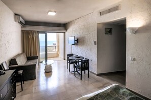Basic Studio | Hypo-allergenic bedding, minibar, in-room safe, individually decorated