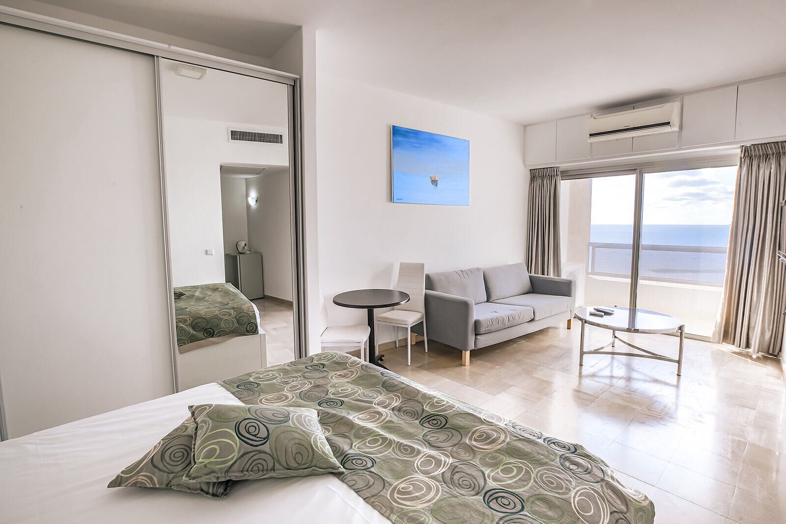 Estudio Deluxe | Ropa de cama hipoalergénica y minibar 