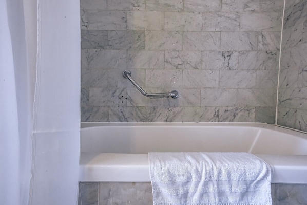 Comfort Apartment | Bathroom | Deep soaking tub, towels