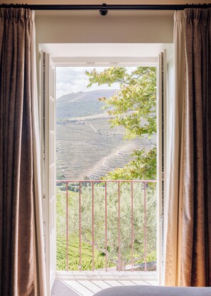 Quarto Duplo  Com Terraço | Frigobar, cofres nos quartos, escrivaninha, cortinas blackout