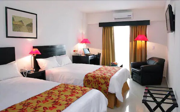 Down comforters, in-room safe, desk, blackout drapes - San Telmo Flats (Buenos Aires)