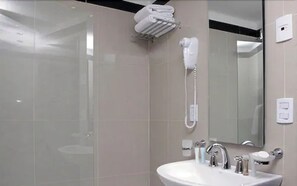 Combined shower/bathtub, deep-soaking bathtub, rainfall showerhead - San Telmo Flats (Buenos Aires)