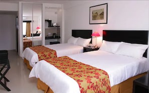 Quarto superior, 2 camas Queen | Edredons de pluma, cofres nos quartos, escrivaninha, cortinas blackout