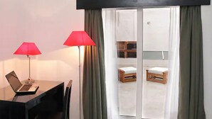 Down comforters, in-room safe, desk, blackout drapes - San Telmo Flats (Buenos Aires)