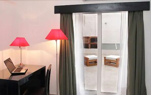 Down comforters, in-room safe, desk, blackout drapes - San Telmo Flats (Buenos Aires)
