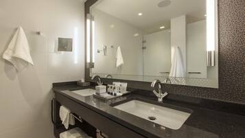 Shower, rainfall showerhead, free toiletries, hair dryer