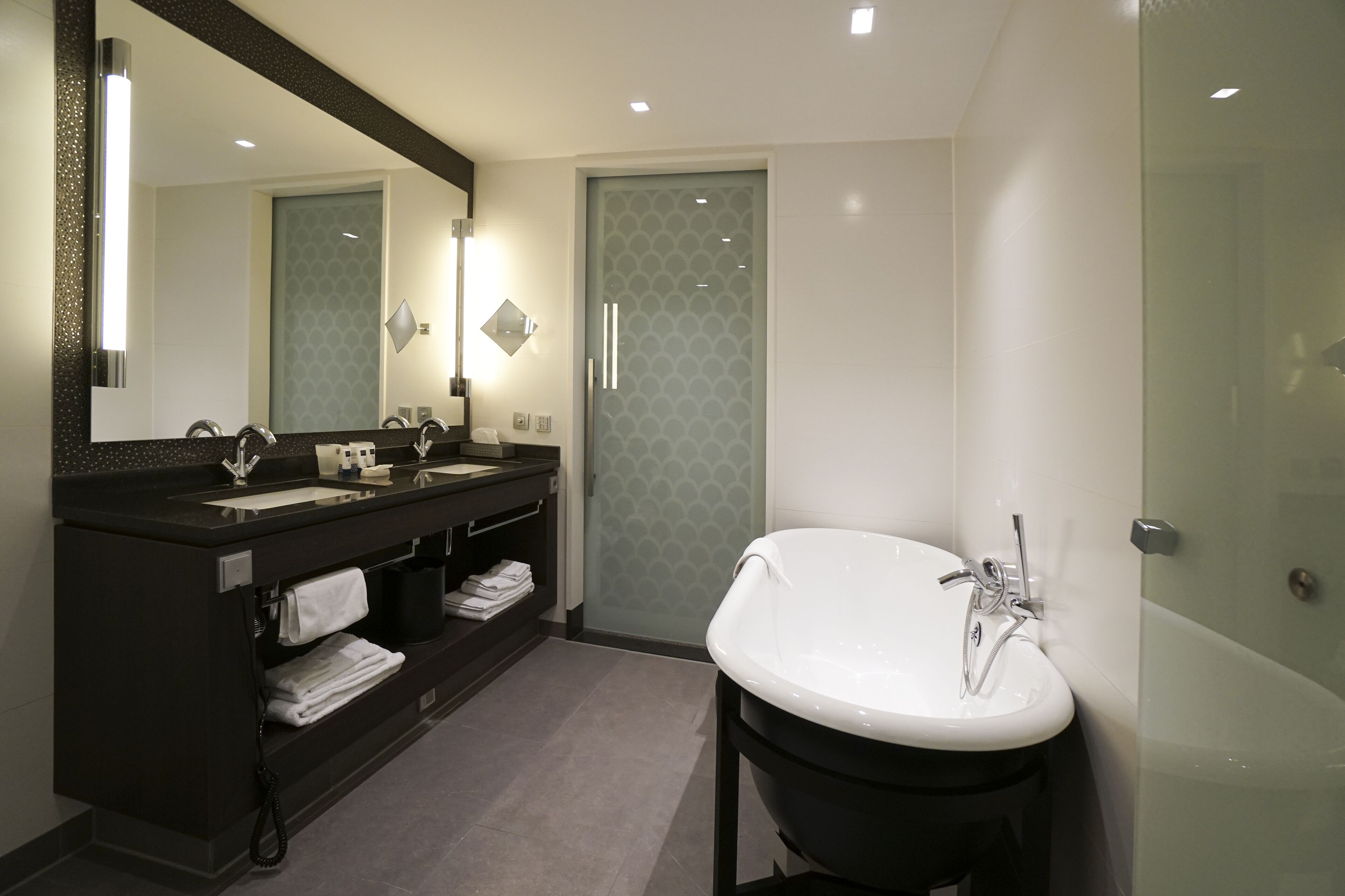 executive double room | deep-soaking bathtub
