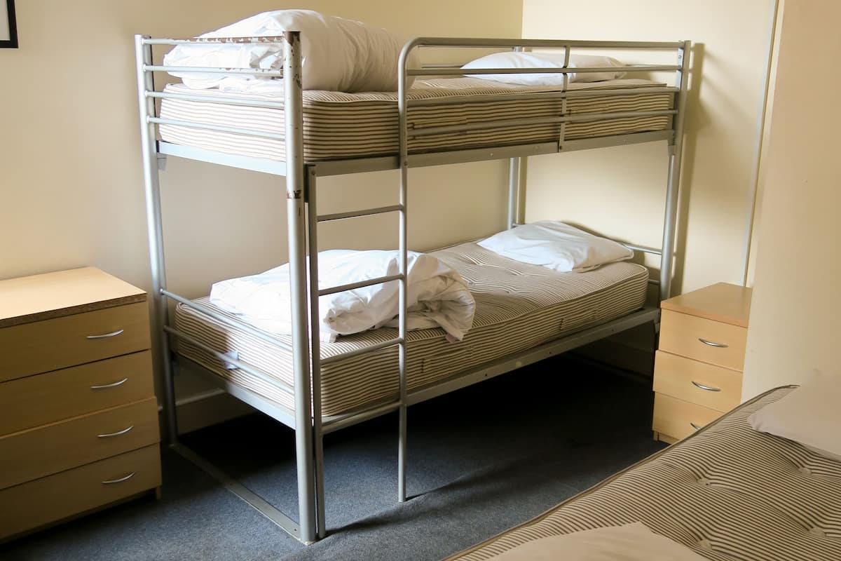 共同ドミトリー 男女共用ドミトリー 共用バスルーム (one bed in a 3 bed dorm) | アイロン / アイロン台、可動式ベッド、ベッドシーツ